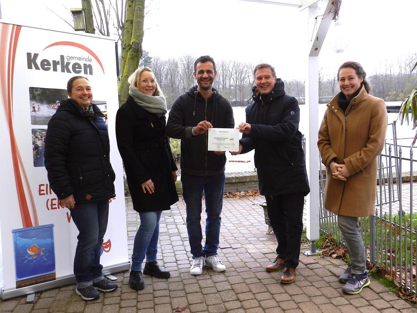 Fertigstellung des Leader-Kleinprojektes am Eyller See Blicken auf ein erfolgreiches Projekt zurück: (v.l.) Melanie Dornis (Tourismus- und Wirtschaftsförderung Kerken), Elena Czech (Leader-Regionalmanagement), Philipp Brand (Betreiber Eyller See), Dirk Möcking (Bürgermeister Kerken) und Silvia Bors (Leader-Regionalmanagement). Foto: Lemini