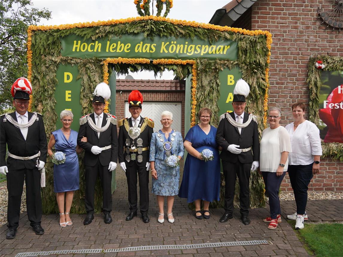 Blicken auf ein schönes Schützenfest zurück (v.l.): General Rainer Hackstein, Adjutantin der Festkettenträgerin und Ministerin Helga Thönes, Minister Ludger Thönes, König Detlef Kleine-Kracht, Königin und Festkettenträgerin Barbi Kleine-Kracht, Adjutantin der Festkettenträgerin und Ministerin Petra Gaelings, Minister Helmut Gaelings und die beiden Mundschenkinnen Claudia Nagel und Annette Clemens. Foto: Andreas Kamps 