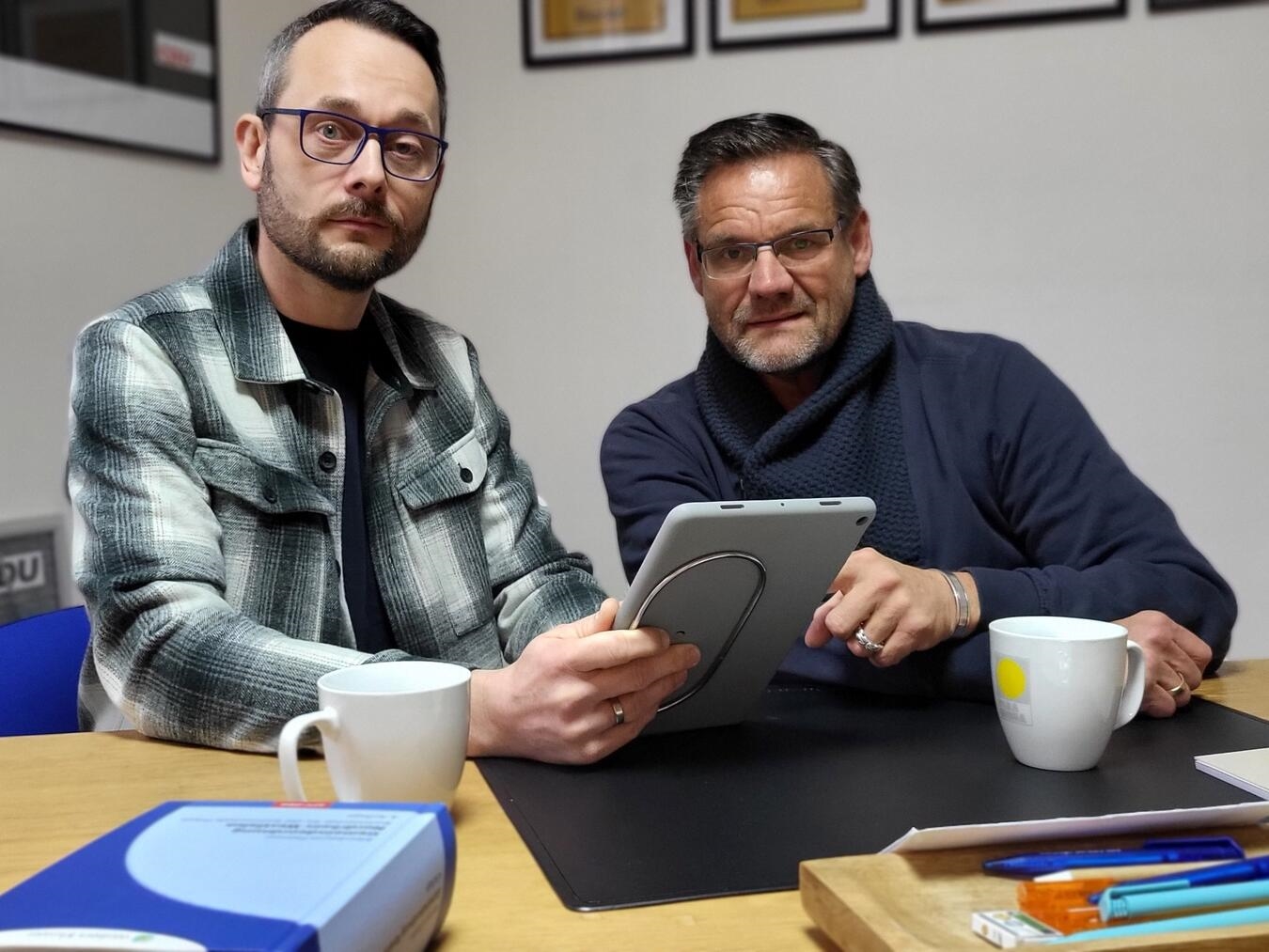 Blicken nicht ohne Sorgen auf den Haushalt 2026: Marcel Becker (l.) und Michael Arts-Meulenkamp von der Reeser CDU-Fraktion sehen keine Alternative zu Steuererhöhungen. NN-Foto: MB