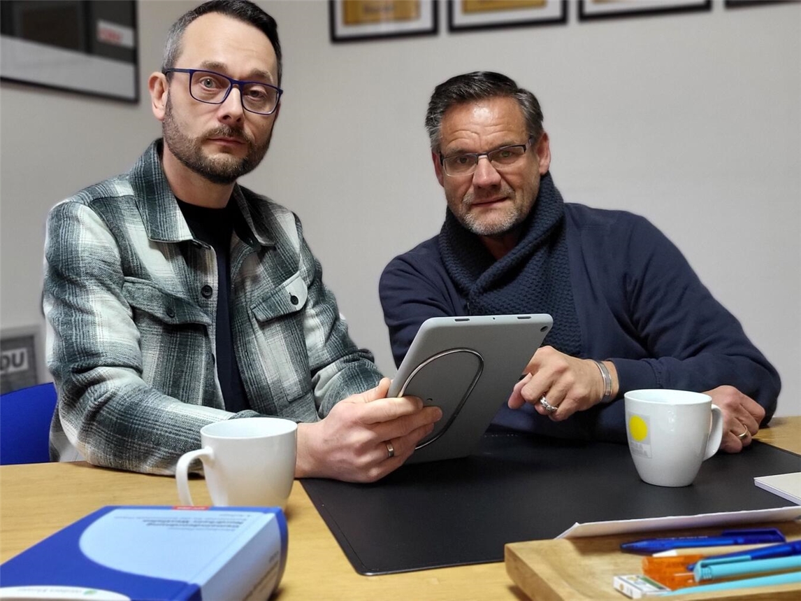 Blicken nicht ohne Sorgen auf den Haushalt 2026: Marcel Becker (l.) und Michael Arts-Meulenkamp von der Reeser CDU-Fraktion sehen keine Alternative zu Steuererhöhungen. NN-Foto: MB