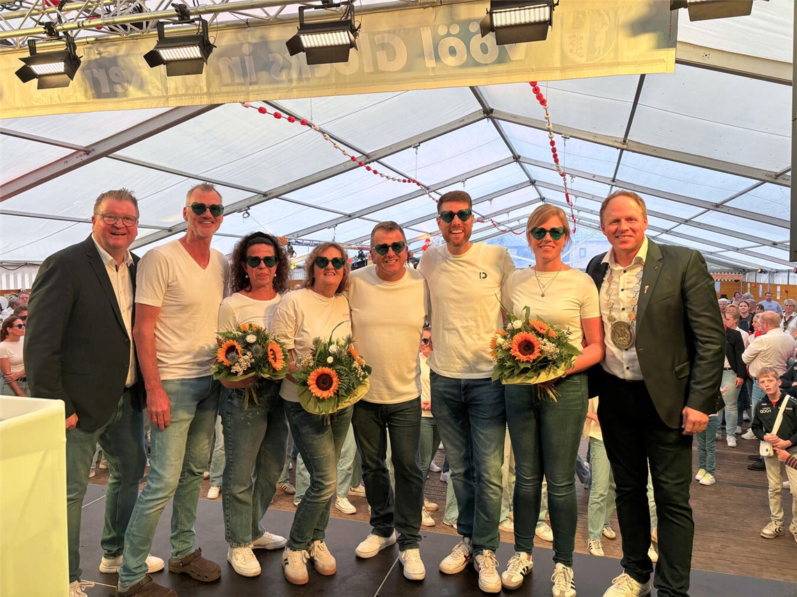 Blicken schon der Kirmes 2026 entgegen: (v.l.) Bürgermeister Georg Koenen, Jörg Schnell, Adjutantin Tanja Schnell, Festkettenträgerin 2026 Ulla Foydl, Hermann Foydl, Adjutant Stephan Nellesen, Verena Nellesen und der Vorsitzende des Heimat- und Verkehrsvereins Marco Scuderi. Foto: Gemeinde Weeze