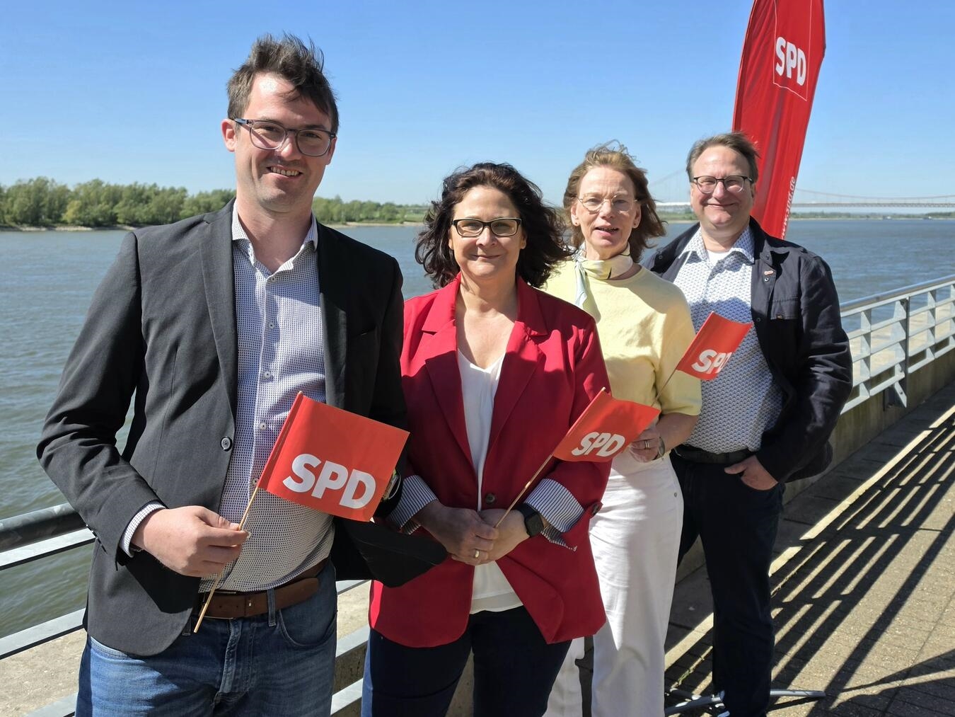 "Daniel Klösters, Christin Becker, Meike Schnake-Rupp, Thorsten Rupp lächeln bei 1. Mai-Veranstaltung, SPD Emmerich"