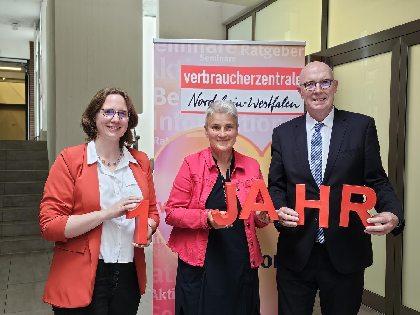 Großer Zulauf für die
Verbraucherzentrale Kleve Blickten auf ein erfolgreiches 1. Jahr zurück: (v.l.) Carmen Hesse, Dr. Iris van Eik, Landrat Christoph Gerwers. NN-Foto: T. Langer