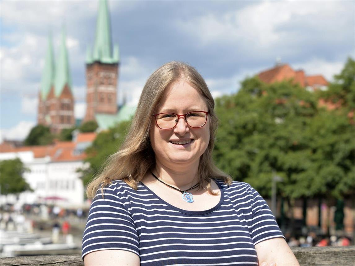 „Blind Date mit Möwe“ heißt der erste Roman von Yvonne Struck, den sie in Emmerich vorstellt. Foto: privat