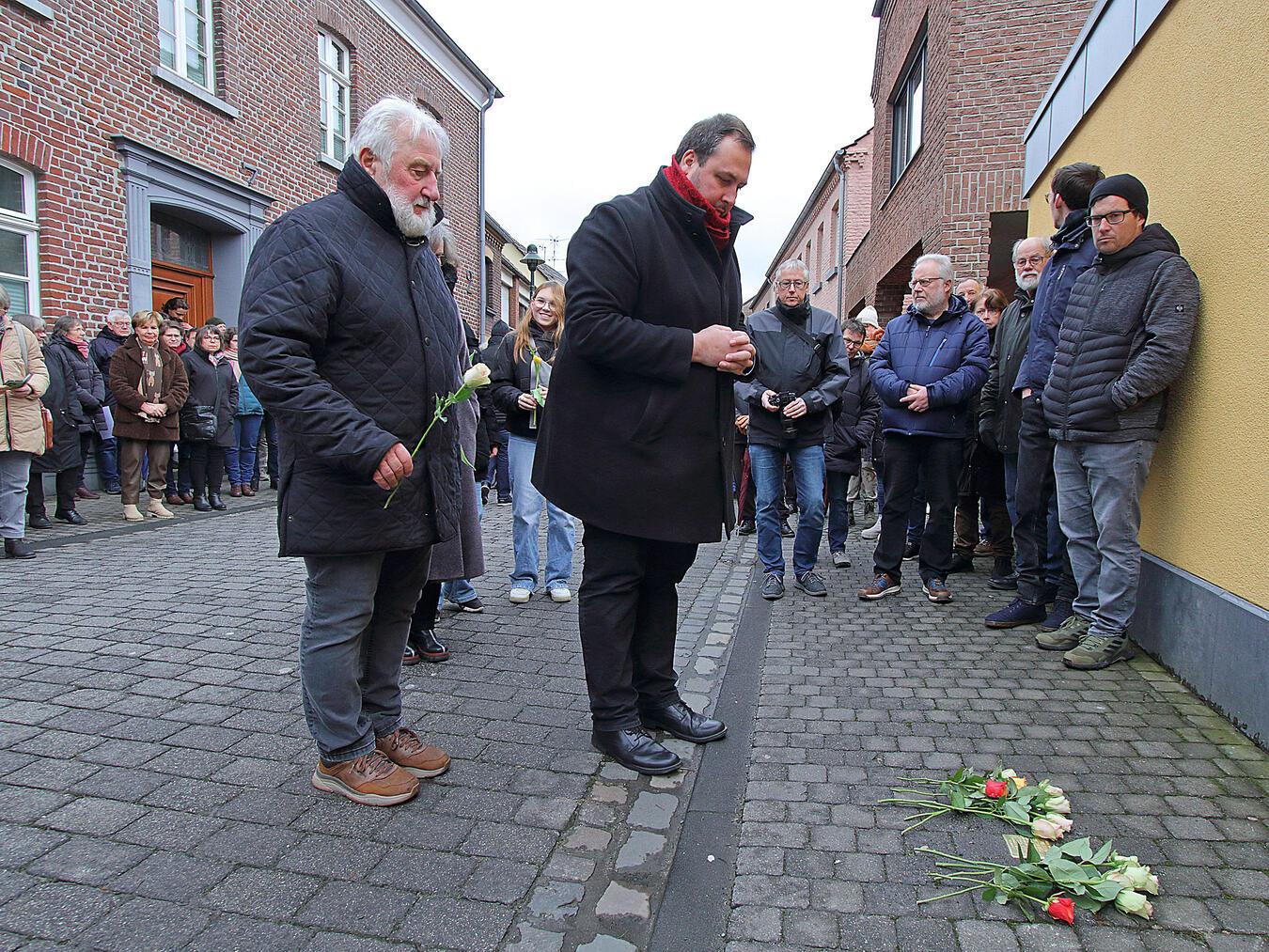 Blumen wurden am neu verlegten Stolperstein niedergelegt. NN-Foto: Theo Leie