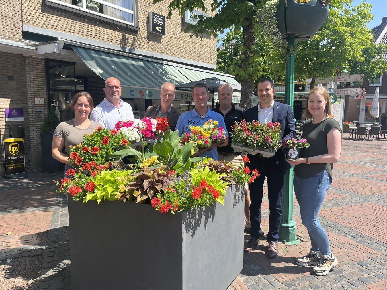 Blumenmädchen Anna Heekeren (Gartenbau Johannes Heekeren Straelen-Holt), Michael Smits, Uwe Bons, Frank Koenen (Gartenbau Frank Koenen Herongen), Clemens Rattmann (Florensis Deutschland Gmbh), Bürgermeister Bernd Kuse, und Lina Nikelowski (Landgard).Foto: Stadt Straelen