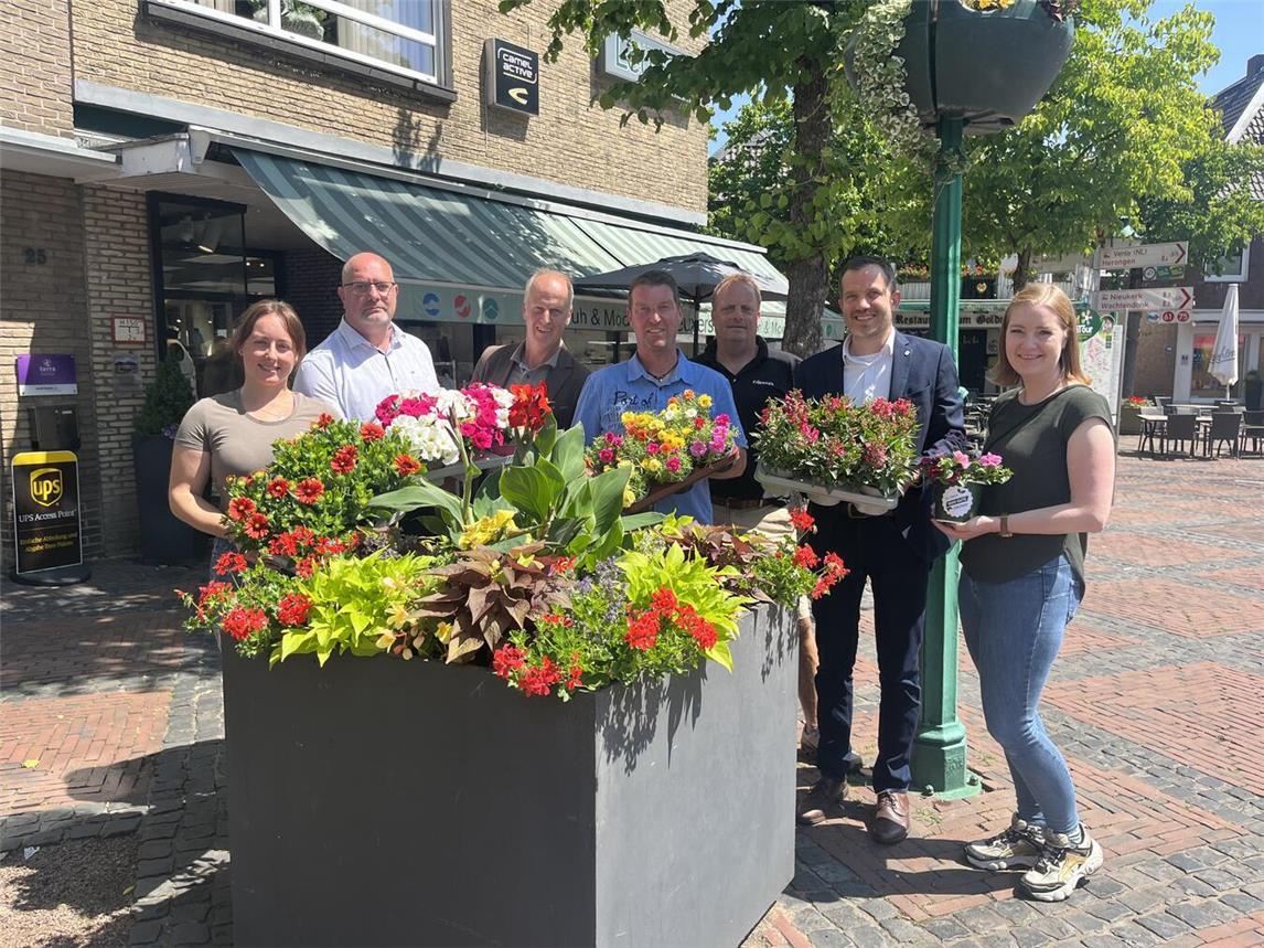 Blumenmädchen Anna Heekeren (Gartenbau Johannes Heekeren Straelen-Holt), Michael Smits, Uwe Bons, Frank Koenen (Gartenbau Frank Koenen Herongen), Clemens Rattmann (Florensis Deutschland Gmbh), Bürgermeister Bernd Kuse, und Lina Nikelowski (Landgard).Foto: Stadt Straelen
