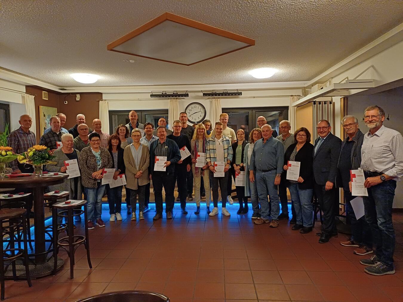 Blutspender des DRK-Ortsverband Rees bei der Blutspenderehrung in Rees-Mehr. Foto: Stadt Rees