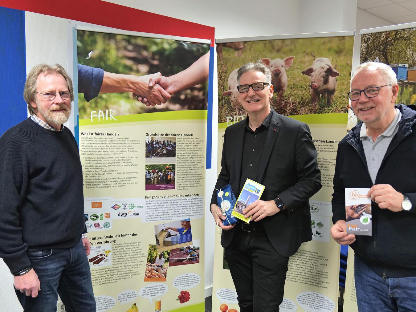 Bodo Wißen (M.), SPD-Kandidat für die Bundestagswahl ließ sich von den Weltladenmitarbeitern Karl-Heinz Pasing (l.) und Joachim Domogala informieren.Foto: Weltladen