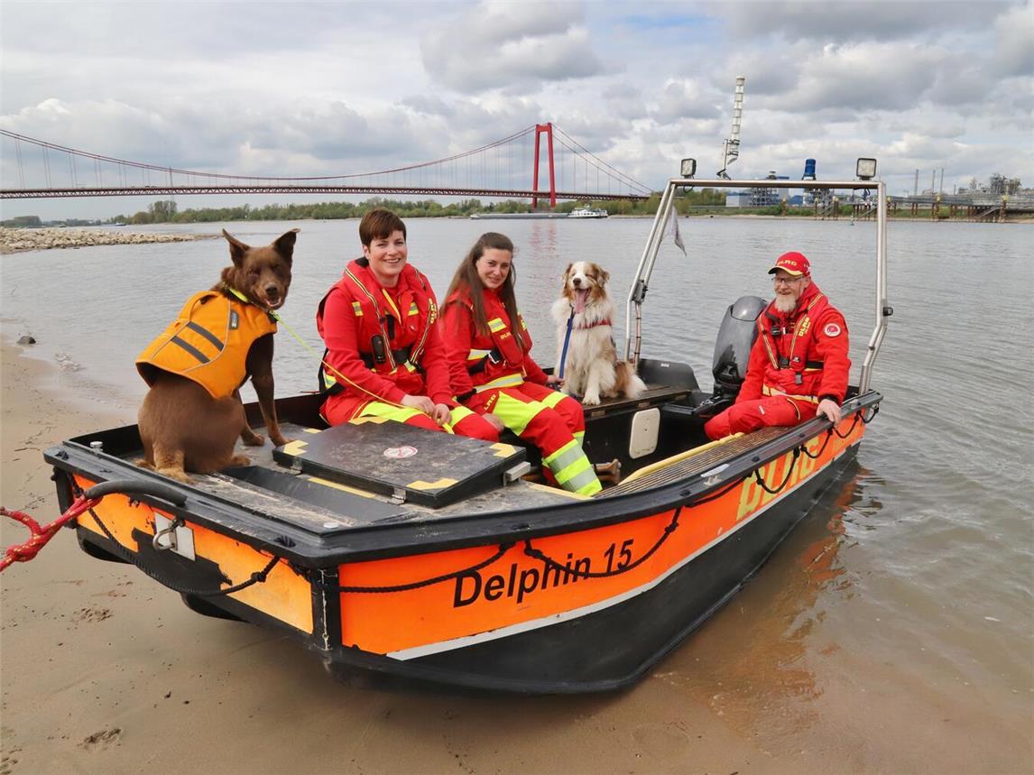 Bootsführer Oliver Rexwinkel zeigt Sonja Goertz und Nina Baur einen zukünftigen Arbeitsplatz. Foto: Falk Neutzer/DLRG Goch