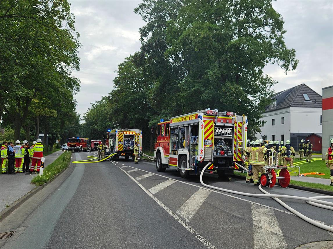 Brand in einem Mehrfamilienhaus an der Emmericher Straße in Kleve-Kellen. Foto: Feuerwehr Kleve