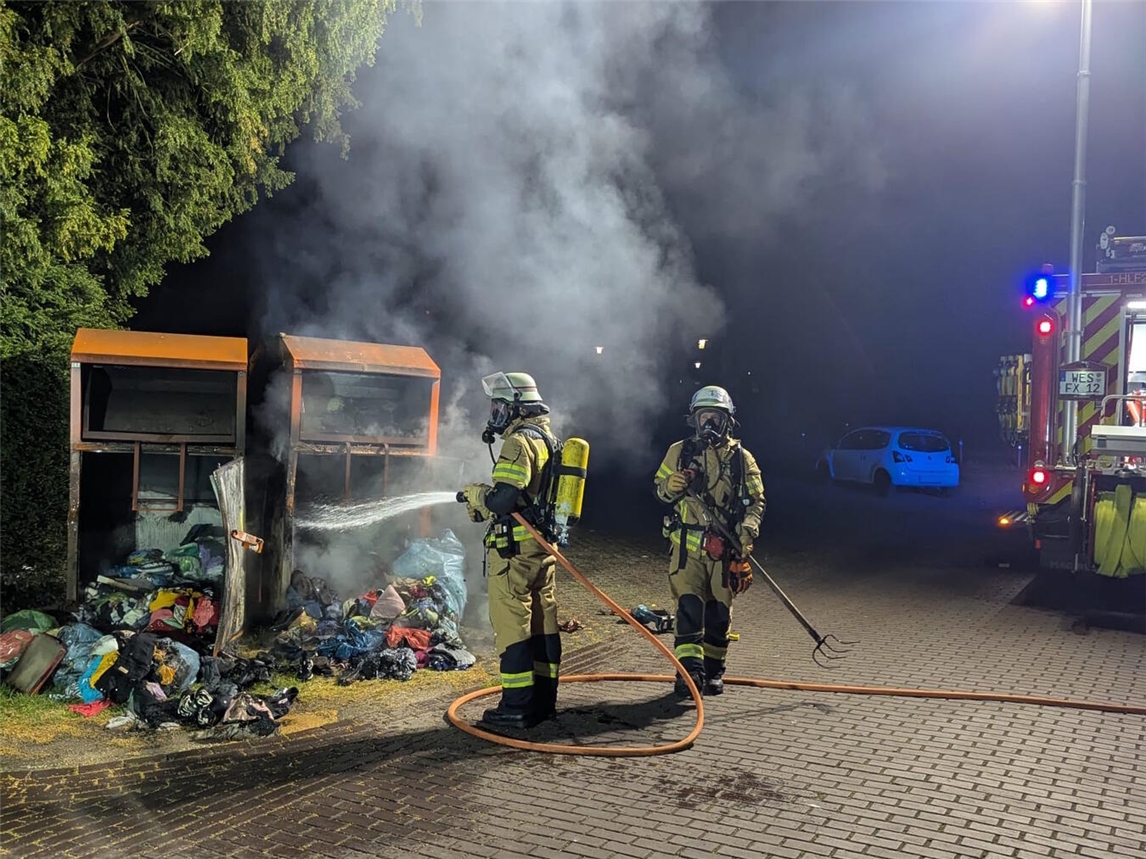 "Brennende Altkleidercontainer am Westwall, Flammen und Rauch, Umweltverschmutzung"