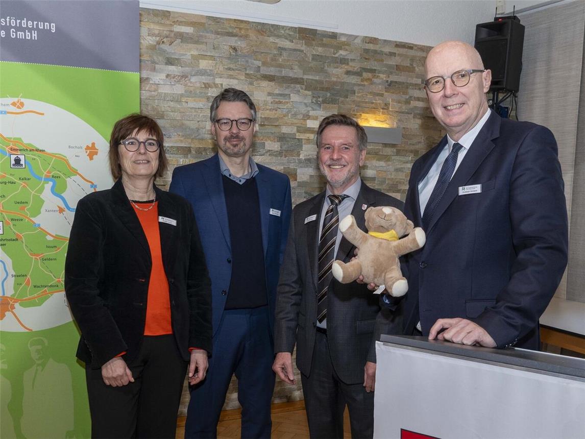 Brigitte Jansen (Geschäftsführerin Wirtschaftsförderung Kreis Kleve), Marc Cattelaens (Wirtschaftsförderung Kreis Kleve), Dirk Möcking (Bürgermeister Gemeinde Kerken) und Christoph Gerwers (Landrat Kreis Kleve) beim Unternehmerfrühstück (v.l.).Foto: Kreis-WfG Kleve