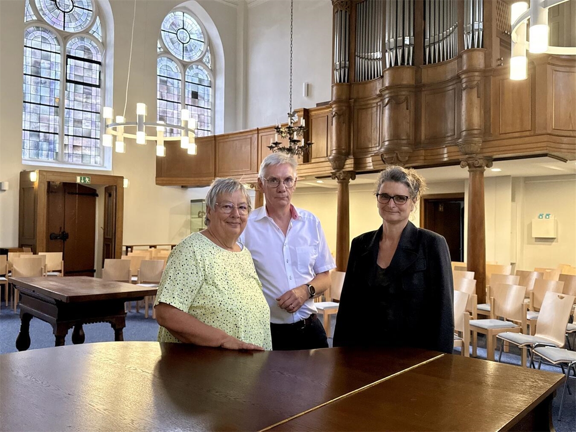 Brigitte Messerschmidt, Ralph Neugebauer und Beate Kempkens (v.l.) in der frisch renovierten Evangelischen Kirche in Xanten. NN-Foto: SP