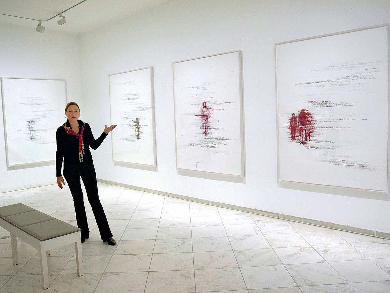 "Brigitte Waldach vor großformatigen Kunstwerken in Galerie"