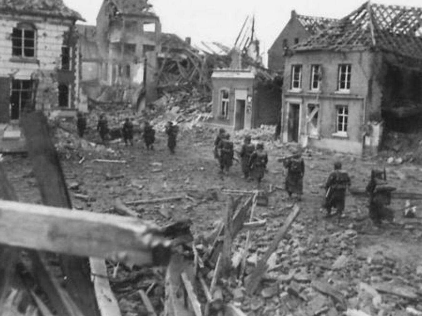 Eine kleine Reise durch die Weezer Geschichte Britische Soldaten marschieren auf dem Alten Markt in Weeze, 3. März 1945, historische Kriegsfotografie.