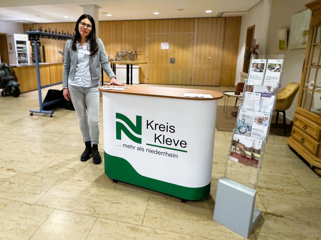 Britta Gemke von der kommunale Pflegeberatung Kreis Kleve bietet jetzt mit ihren Teamkollegen auch Termine in Rees an. Foto: Stadt Rees
