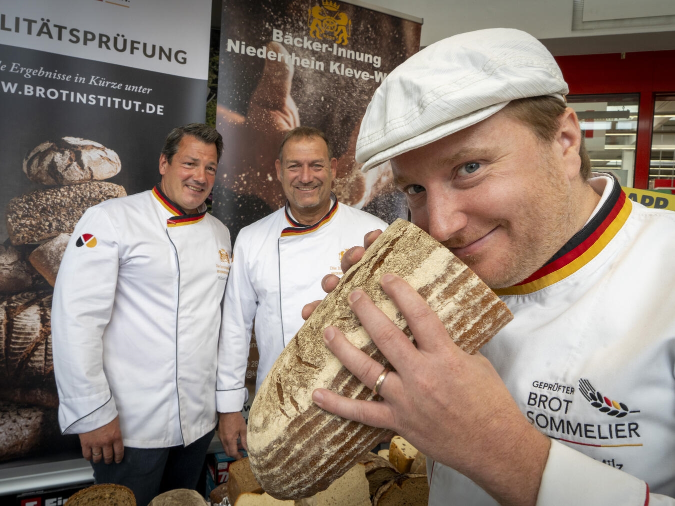 Brotsommelier Daniel Milz (r.) nahm vor den Augen der Innungsbäcker Richard Thielen und Holger Nöthen (v.l.) die Backwerke unter die Lupe. NN-Foto: Gerhard Seybert