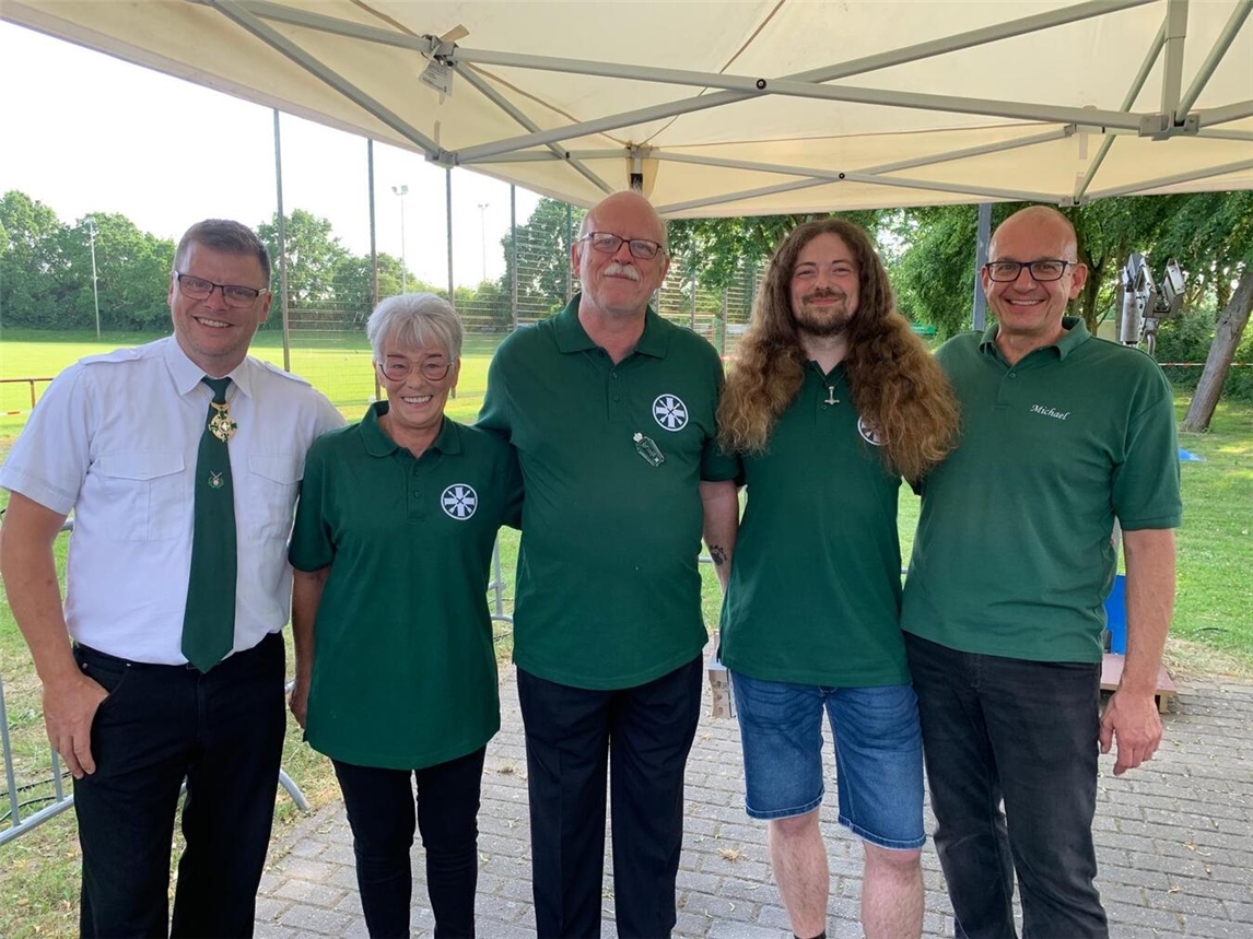 Brudermeister Sascha Claaßen mit König Artur Heß und Gefolge bei Schützenfest. Foto von Christian van Oeffelt.