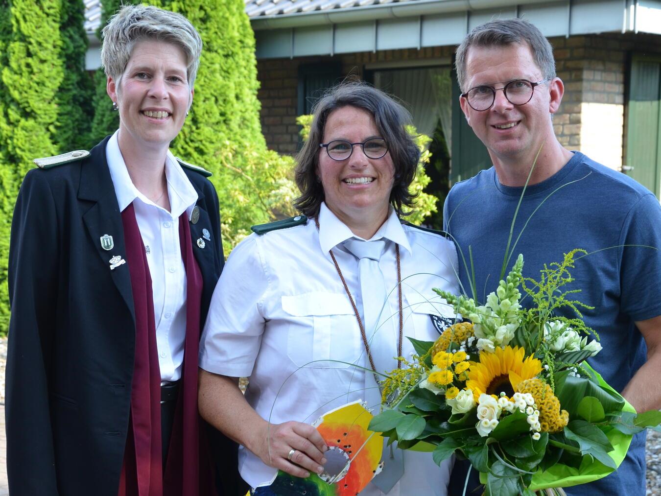 Brudermeisterin Isabel Luyven (l.) mit Elisabeth und Andre Neuy. Foto: privat