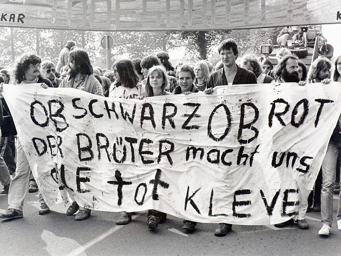 Bruno Schmitz (3.v.r.) bei einer Demo in Kalkar.Foto-Archiv: RD