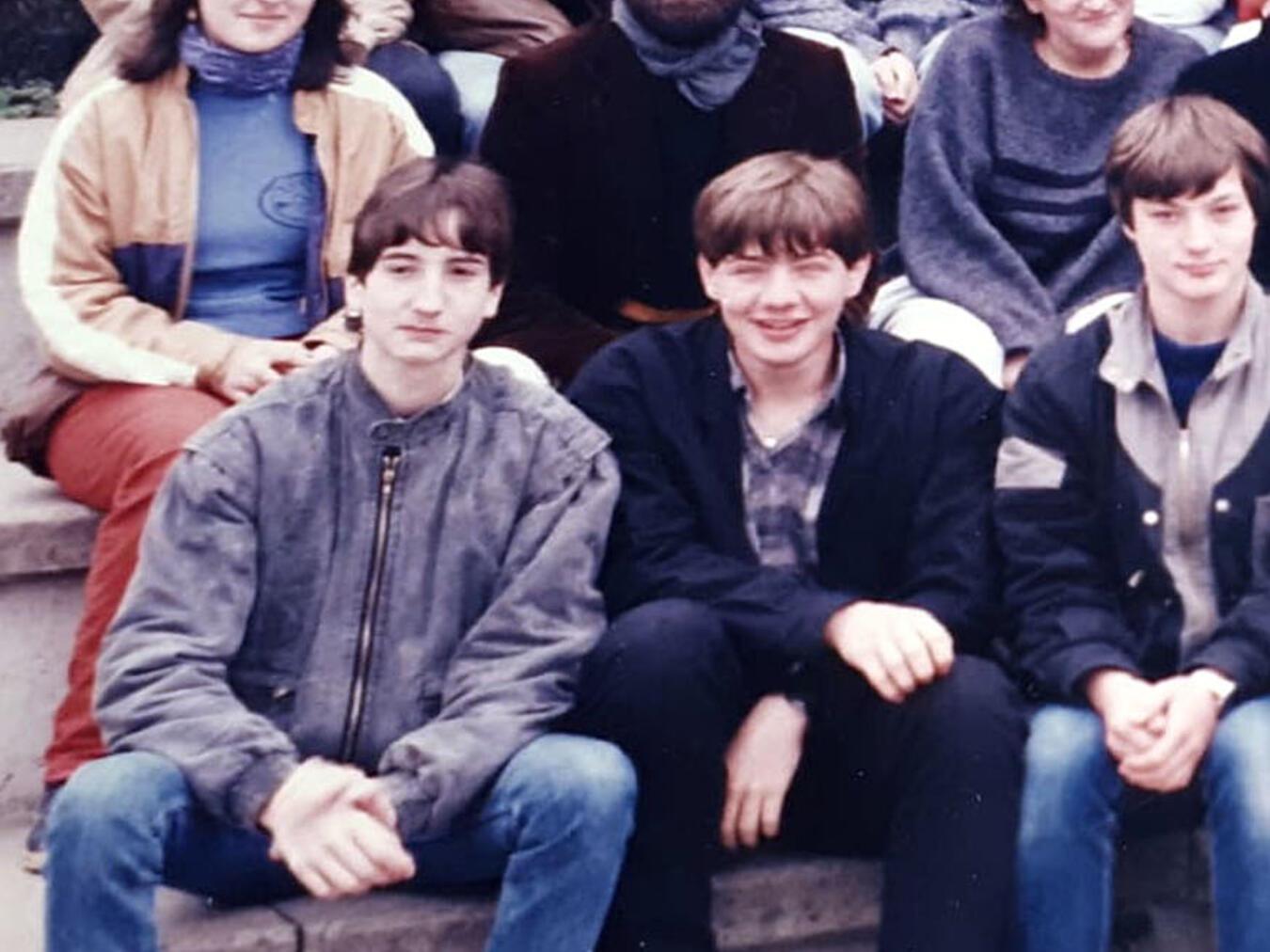 Bruno Schmitz im Jahr 1985 mit Schülern der 9c der Europa-Hauptschule in Emmerich.Foto: privat