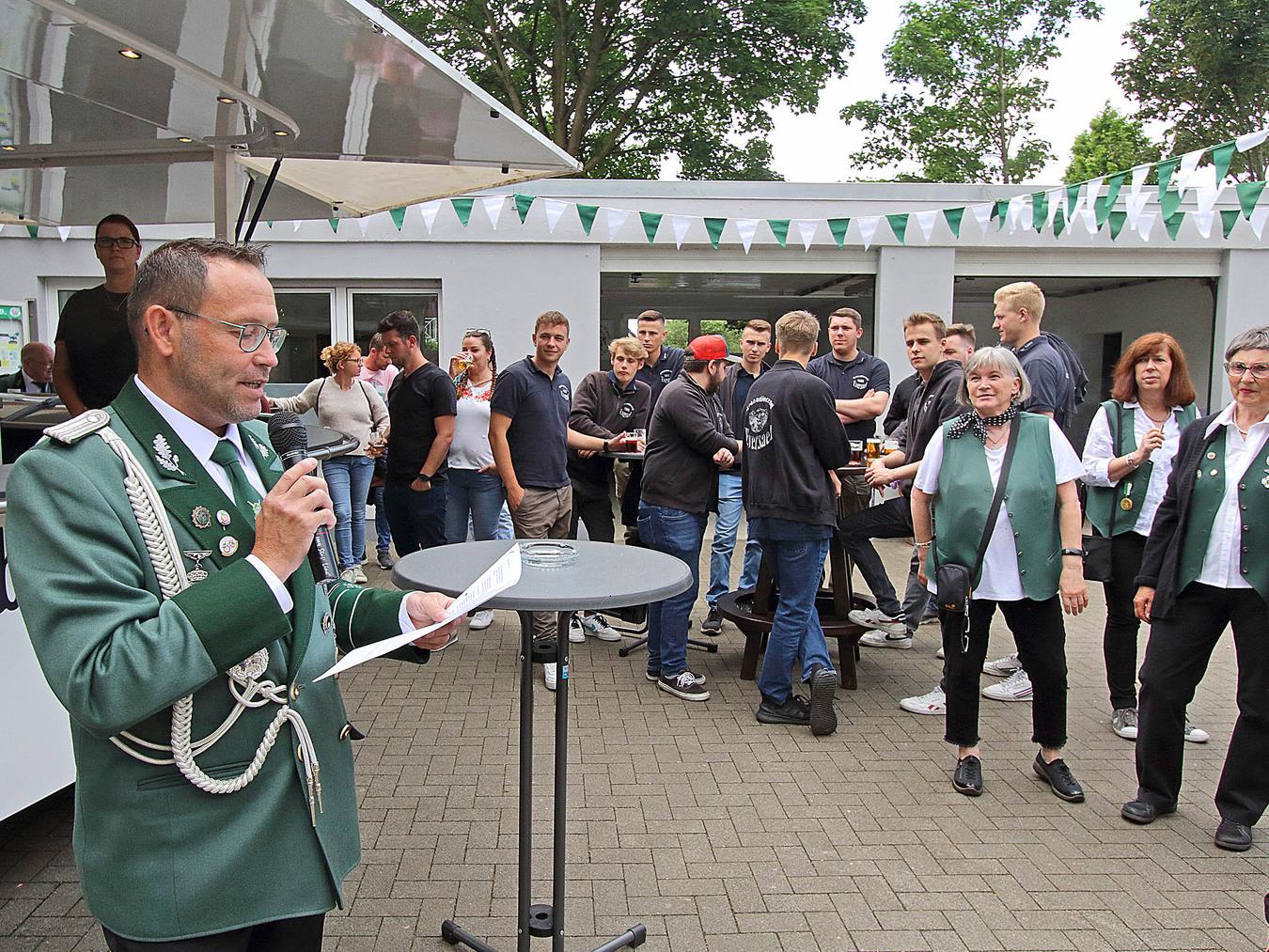 BSV-Präsident Alexander Knust begrüßte seine Schützlinge zum Königsschießen. NN-Foto: Theo Leie