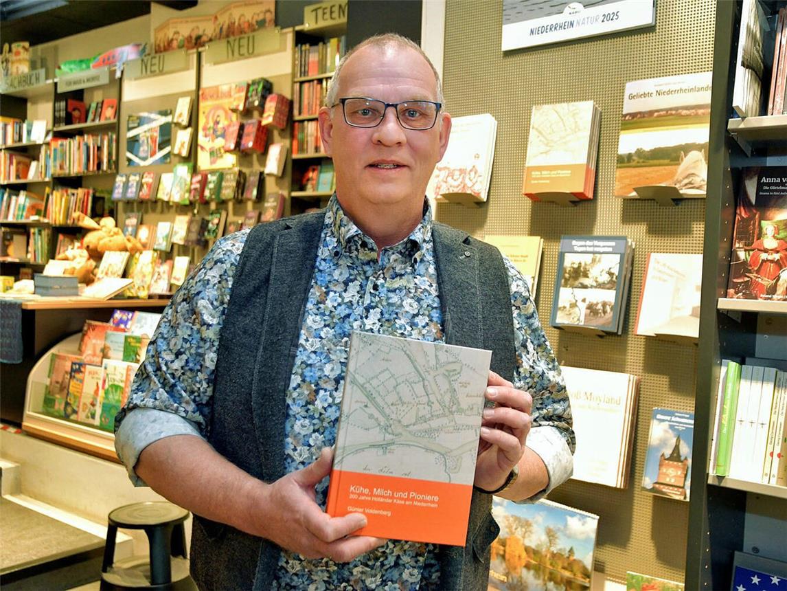 Buchvorstellung in der Buchhandlung Hintzen: Günter Voldenberg mit „Kühe, Milch und Pioniere“. NN-Foto: Rüdiger Dehnen