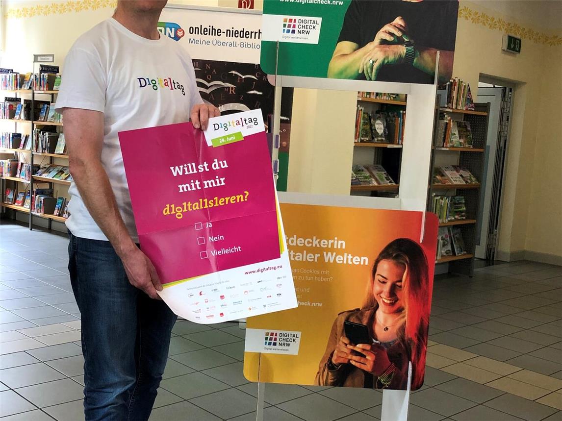 Büchereileiter Thomas Dierkes wirbt für den Digitaltag am 7. Juni.Foto: Stadt Rees