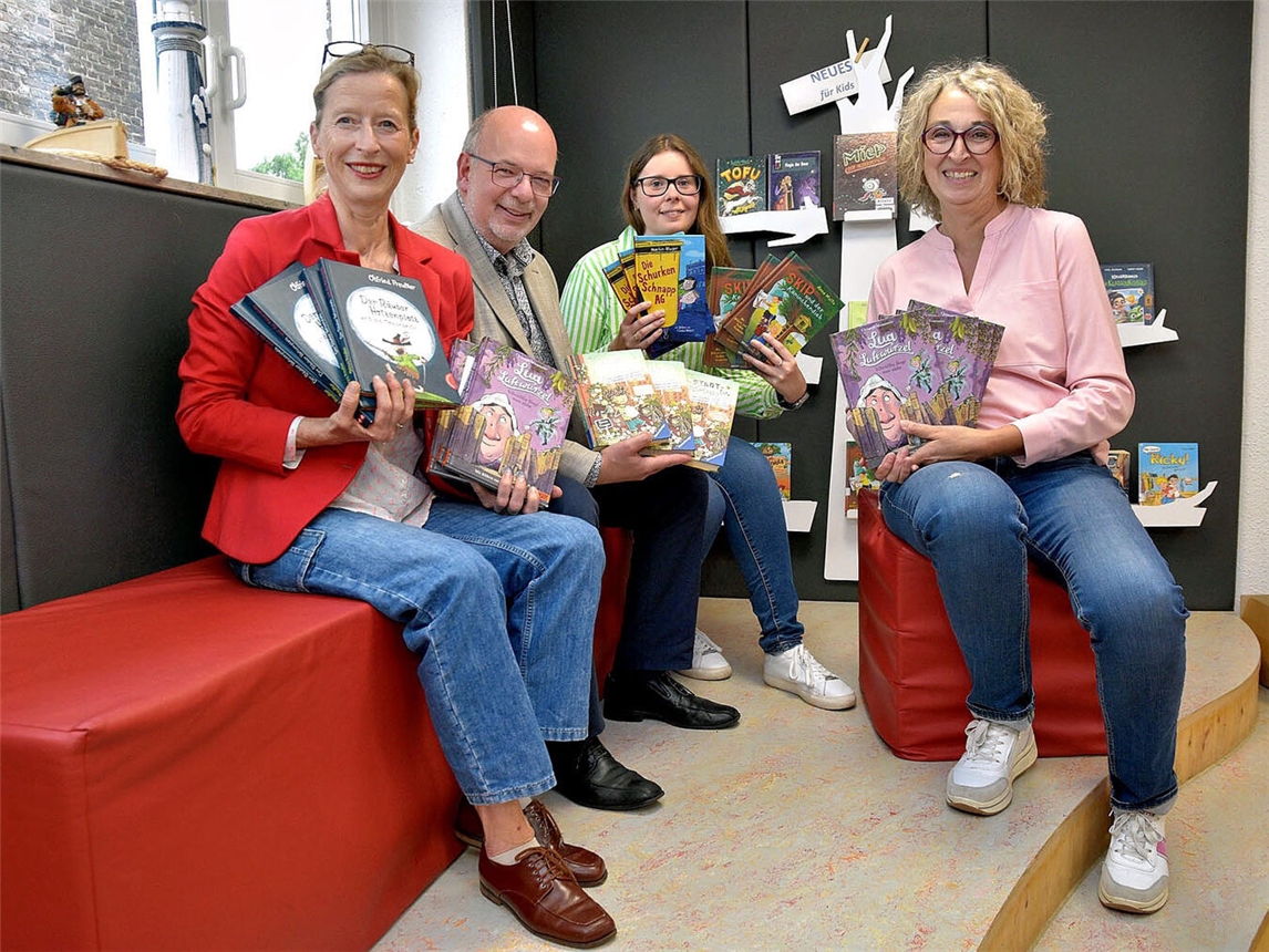 Bücherübergabe in Kalkar (v.l.): Sigrun Hintzen, Ludger Braam, Sabrina Peters und Annette Hagen. NN-Foto: Rüdiger Dehnen