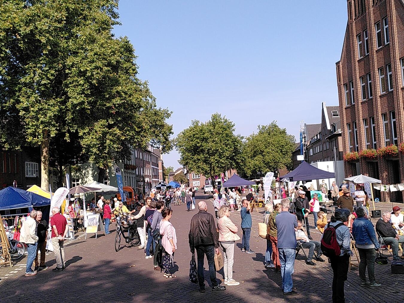 Bühnenprogramm, bunte Marktstände und weitere Angebote gibt es wieder beim Nachhaltigkeitsmarkt in Rees. Foto: privat