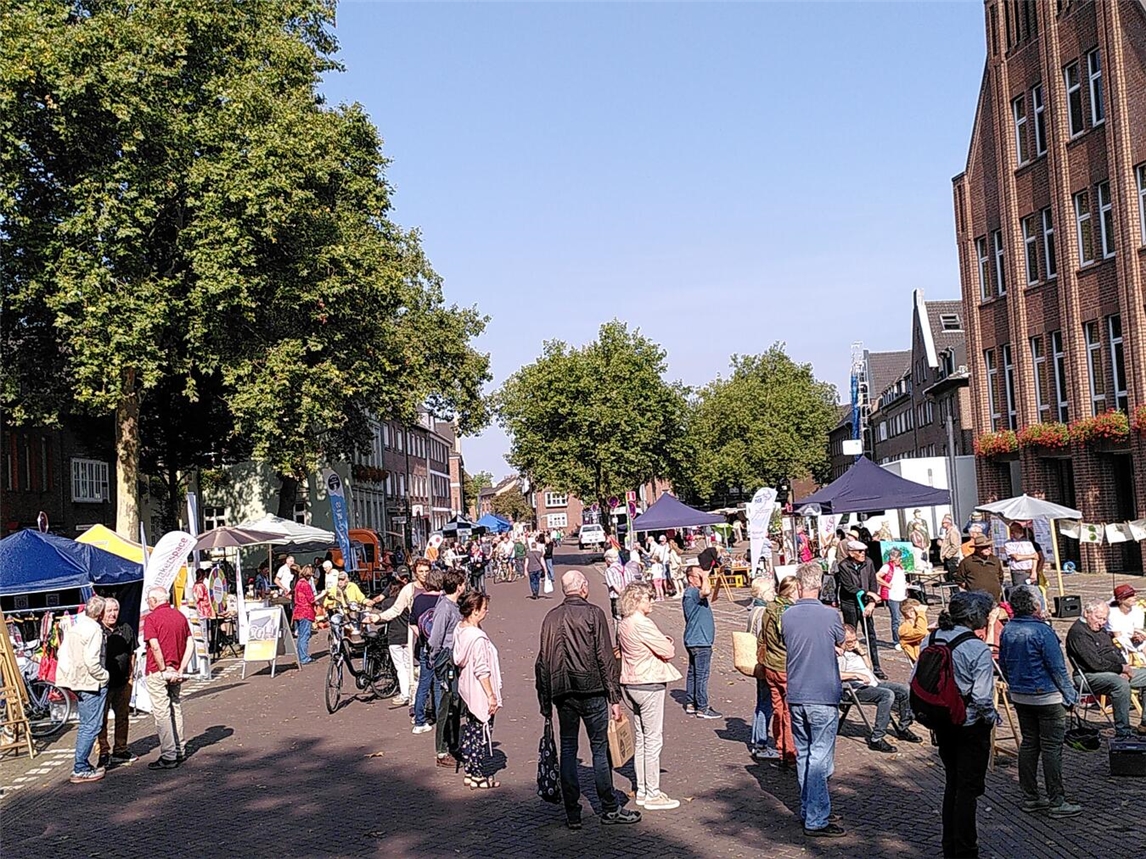 Bühnenprogramm, bunte Marktstände und weitere Angebote gibt es wieder beim Nachhaltigkeitsmarkt in Rees. Foto: privat