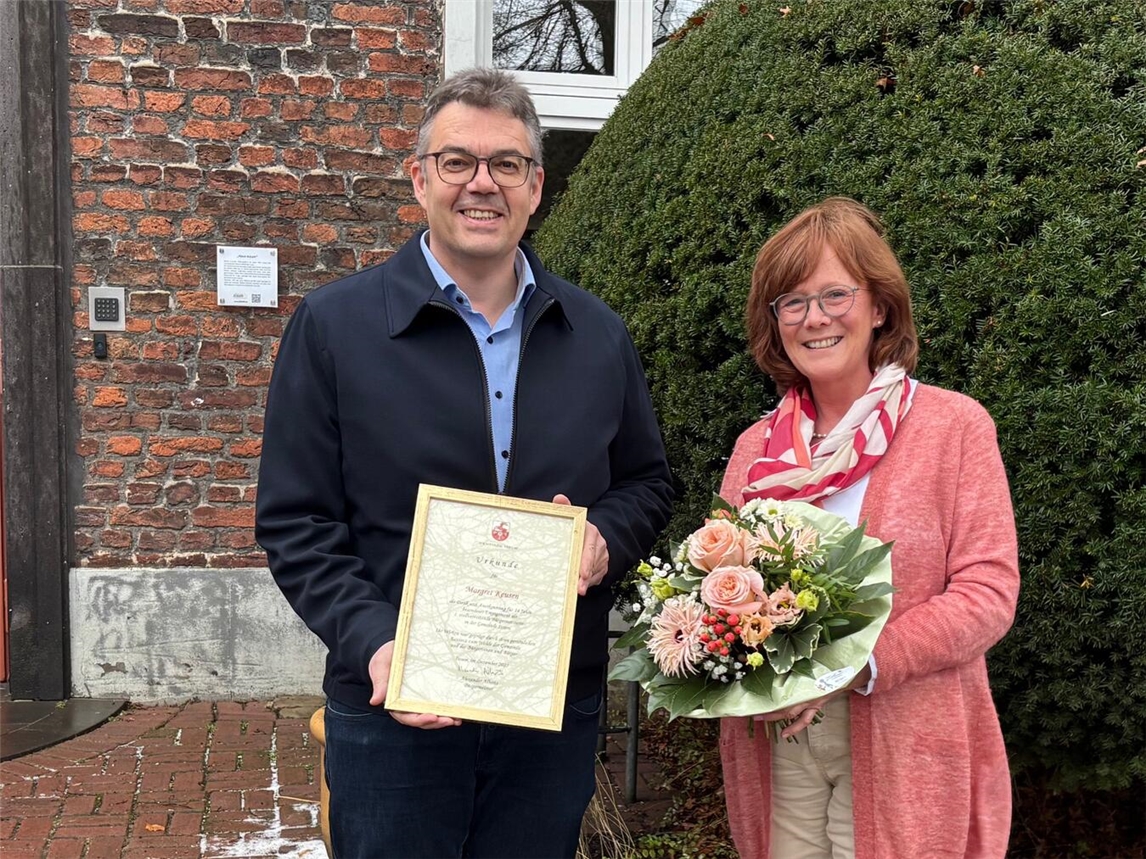 Bürgermeister Alexander Alberts bedankt sich bei Margret Keusen für ihr langjähriges Engagement.Foto: Gemeinde Issum