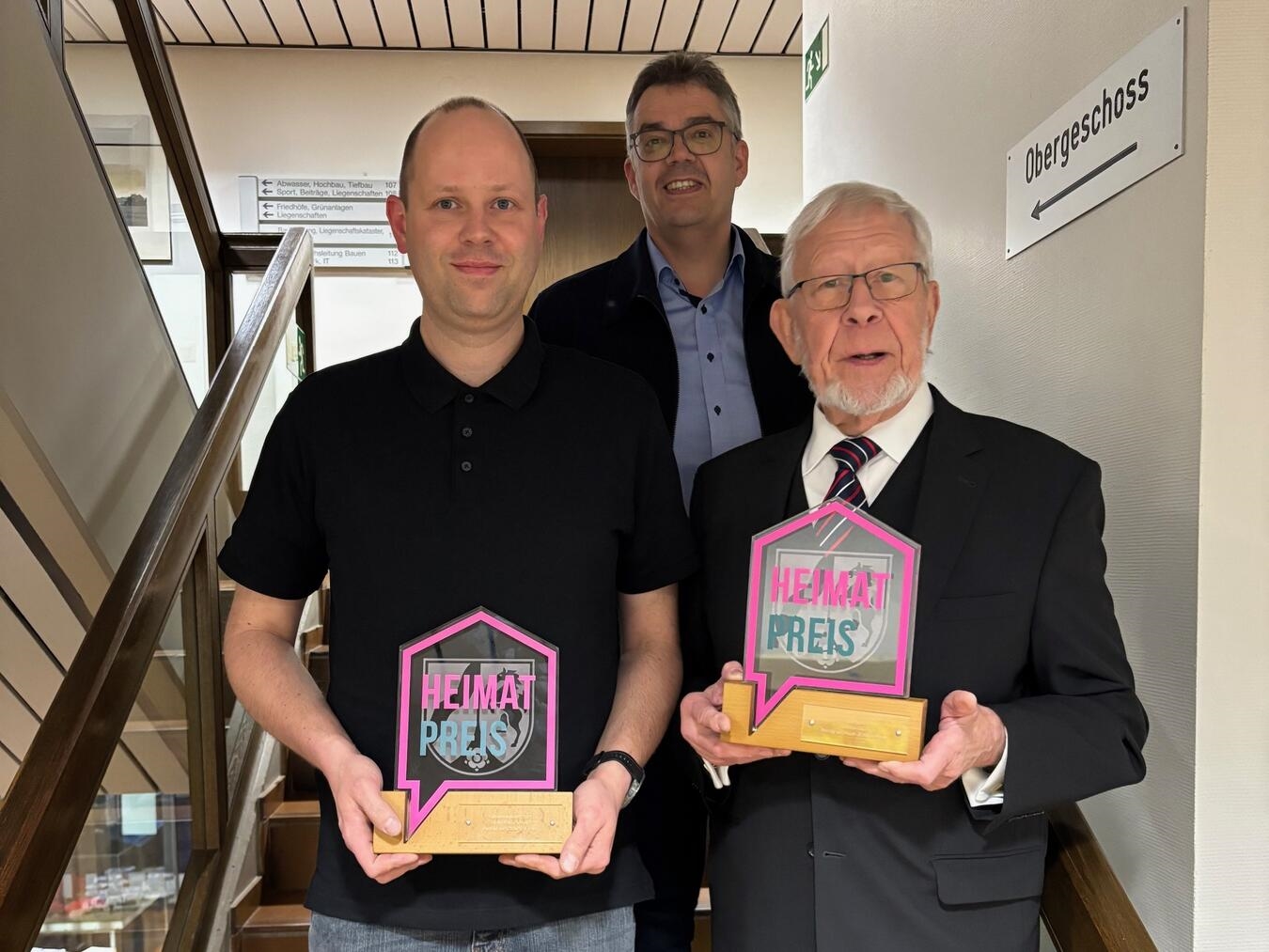 Bürgermeister Alexander Alberts gratuliert den Preisträgern Martin Hofmann (l.) und Rolf Pester (r.). Foto: Gemeinde Issum