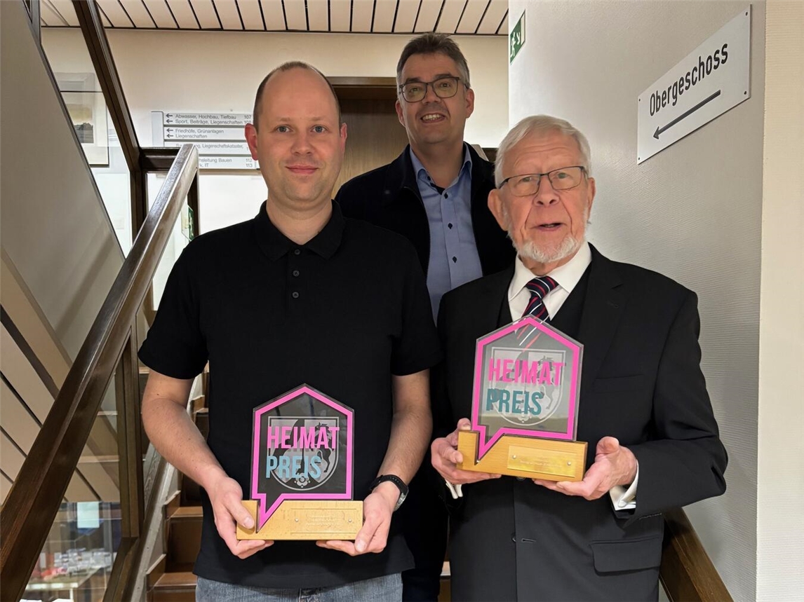 Bürgermeister Alexander Alberts gratuliert den Preisträgern Martin Hofmann (l.) und Rolf Pester (r.). Foto: Gemeinde Issum