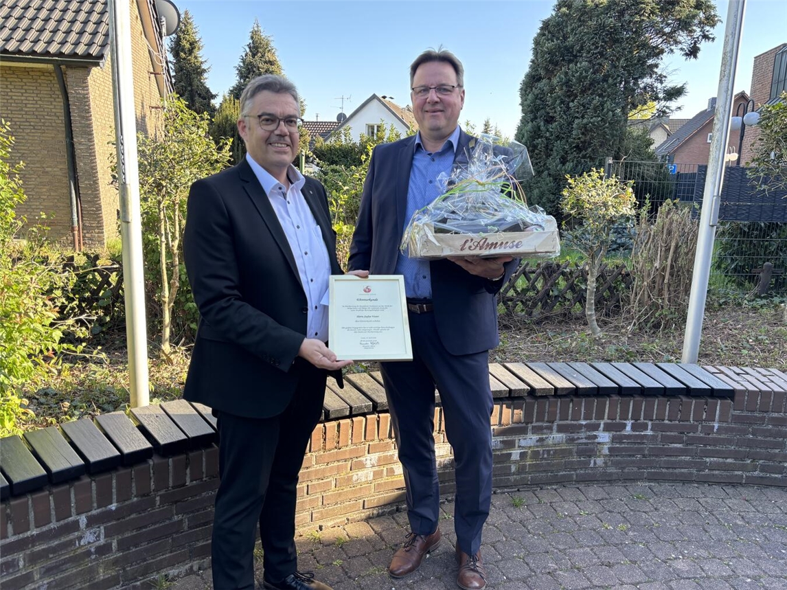 "Bürgermeister Alexander Alberts mit Stefan Vester, Gemeinde Issum"