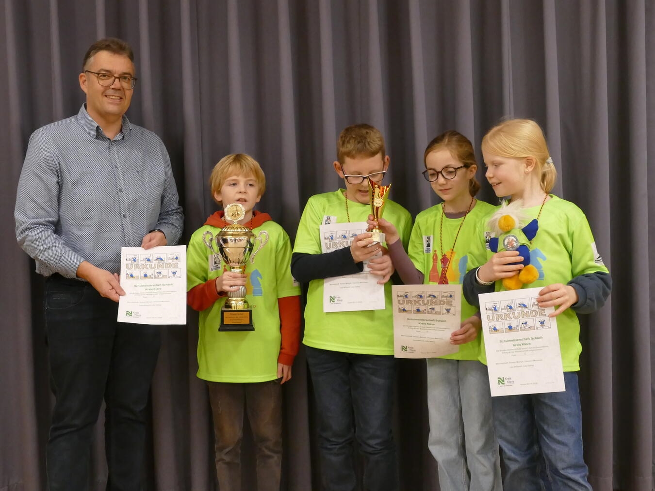 Bürgermeister Alexander Alberts mit dem Siegerteam: Roman Melynk, Clemens Mevissen, Lise Willwohl und Lilly Ophey (v.l.). Foto Wolfgang Buhren