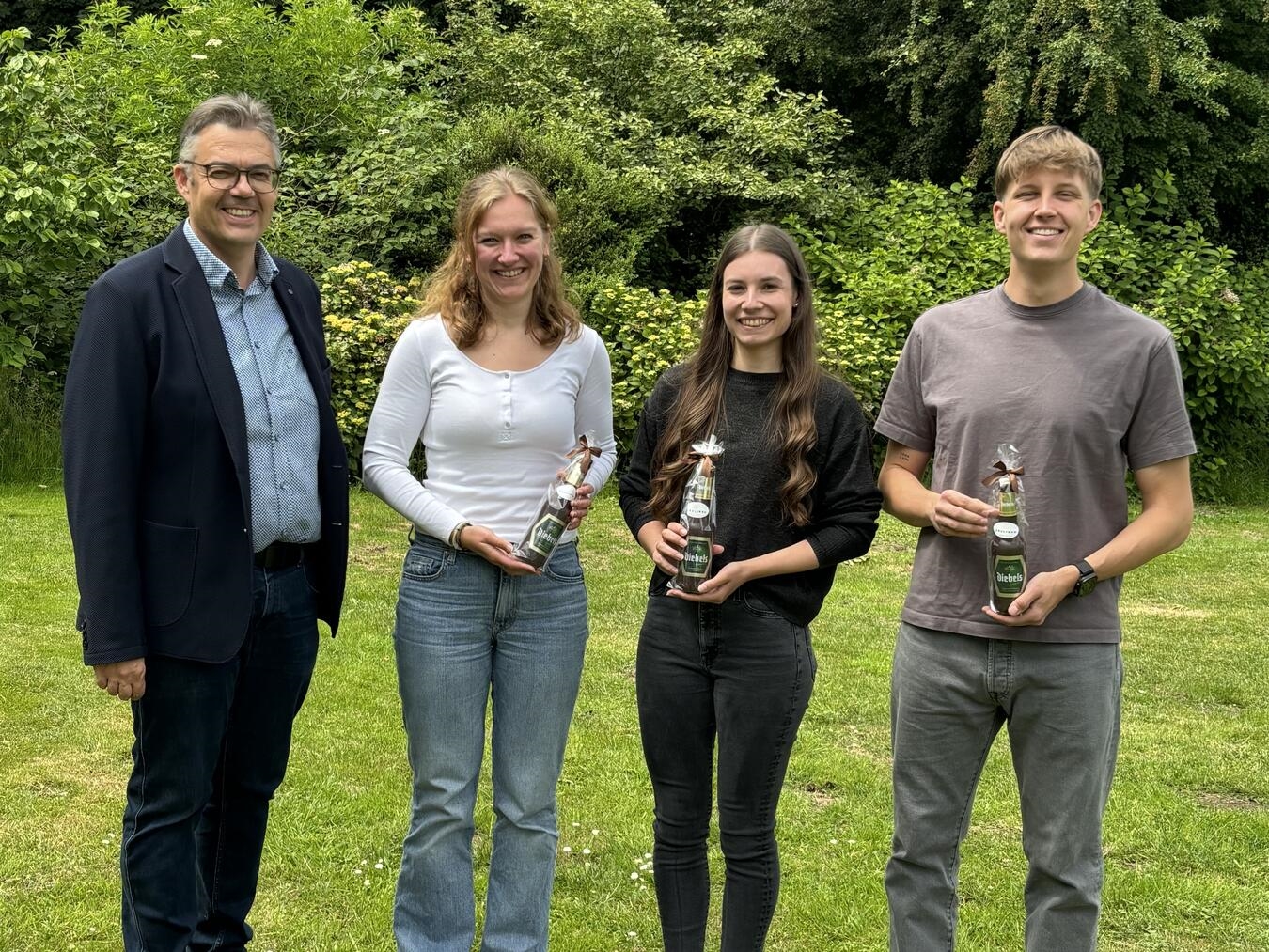 "Bürgermeister Alexander Alberts mit Absolventen Sarah Schulze, Annalena Janßen, Simon Boeck bei Fortbildungsfeier in Issum"