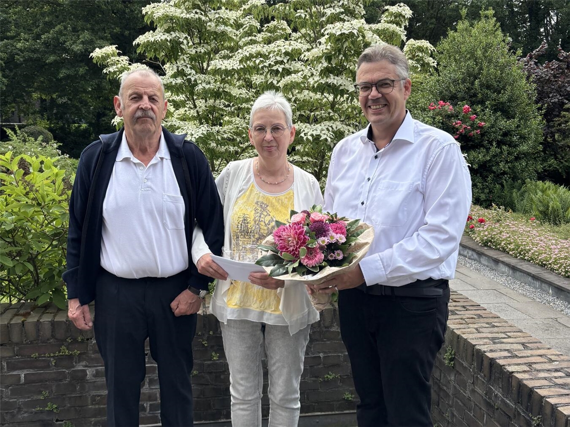 "Bürgermeister Alexander Alberts verabschiedet Monika Szczepanski in den Ruhestand, Ehemann Walter anwesend, Gemeinde Issum"