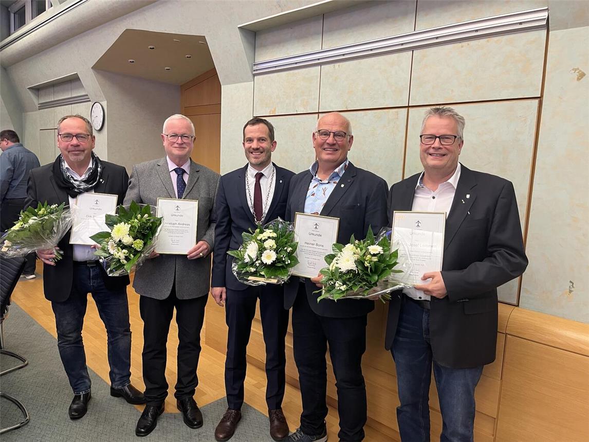Bürgermeister Bernd Kuse (3.v.l.) dankte Dirk Steiner, Christoph Andreas, Heiner Bons und Franz-Josef Lemmen (v.l.) für ihr Engagement im Straelener Stadtrat. Foto: Stadt Straelen