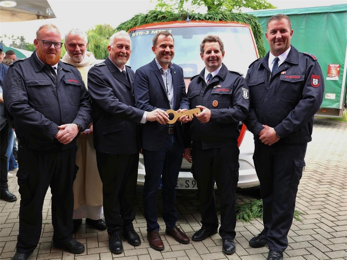 Bürgermeister Bernd Kuse überreicht Feuerwehr symbolischen Schlüssel, feierliche Übergabe. Foto: privat
