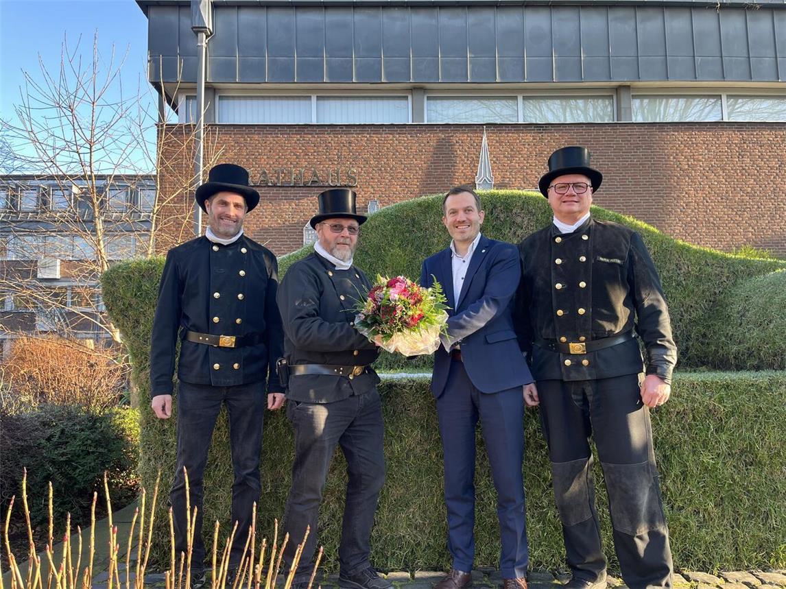 Bürgermeister Bernd Kuse bedankte sich bei den Schornsteinfegermeistern Peter Schoofs und Rudolf Krülls-Trautmann (v.l.n.r.) sowie beim Landesinnungsmeister und Vizepräsident des Schornsteinfegerhandwerks Andreas Peeters (rechts im Bild). Foto: Stadt Straelen 