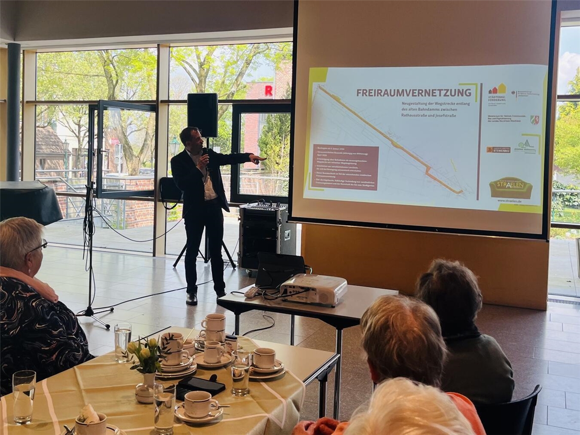 "Bürgermeister Bernd Kuse beim Ü70-Treff im Straelener Gemeindehaus, Seniorenveranstaltung"