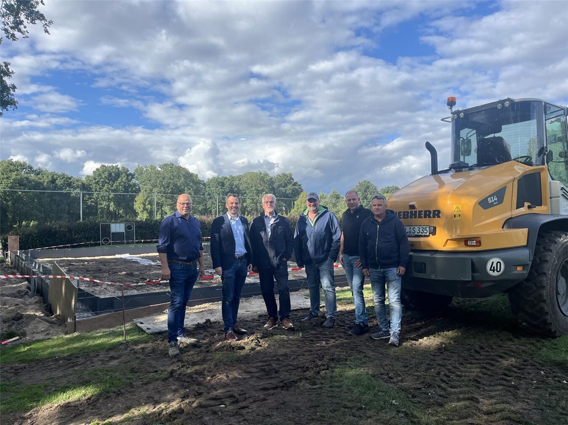 Bürgermeister Bernd Kuse, Fachdienstleiter Rainer Schmitz von der Stadt Straelen, die Vertreter des SC Blau-Weiß Auwel-Holt, Johannes Rattmann, Bernd Wienhofen und Werner Aerts sowie vom Stadtsportverband Werner Terheggen freuen sich über den Baubeginn. Foto: Stadt Straelen