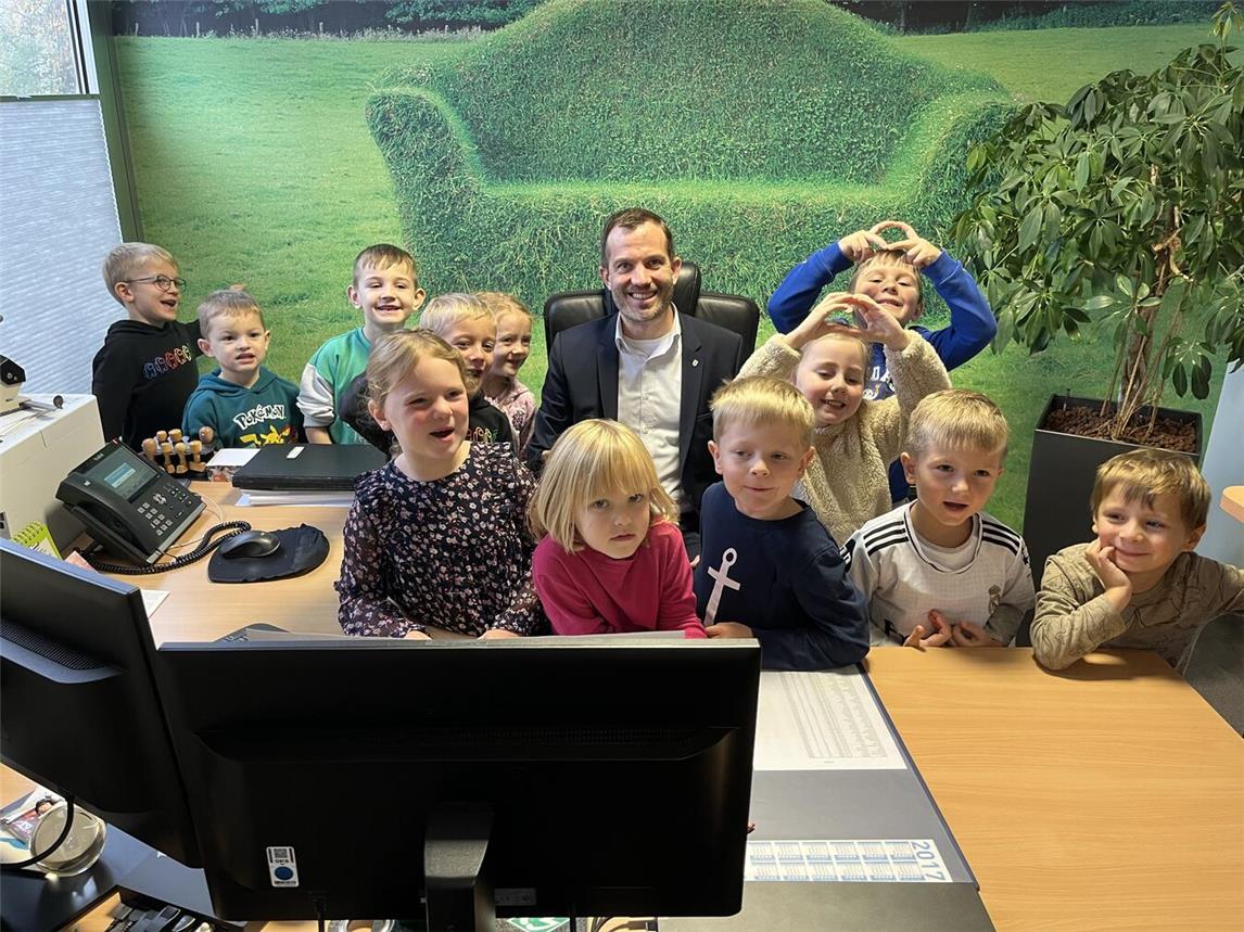 Bürgermeister Bernd Kuse führte seine Besucher im Rathaus herum. Foto: Stadt Straelen