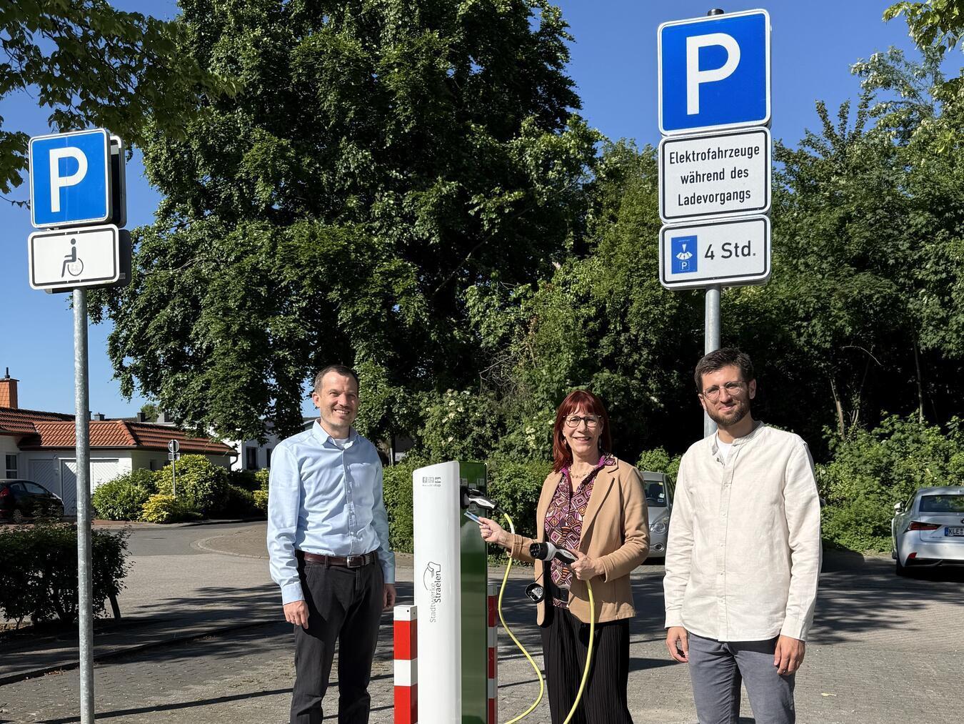 Bürgermeister Bernd Kuse, Melanie Koch, Stadtwerke Straelen, und Robin Schmidt, Betriebsleiter Stadtwerke Straelen, vor den neuen Ladesäulen an der Fontanestraße.Foto: Stadt Straelen