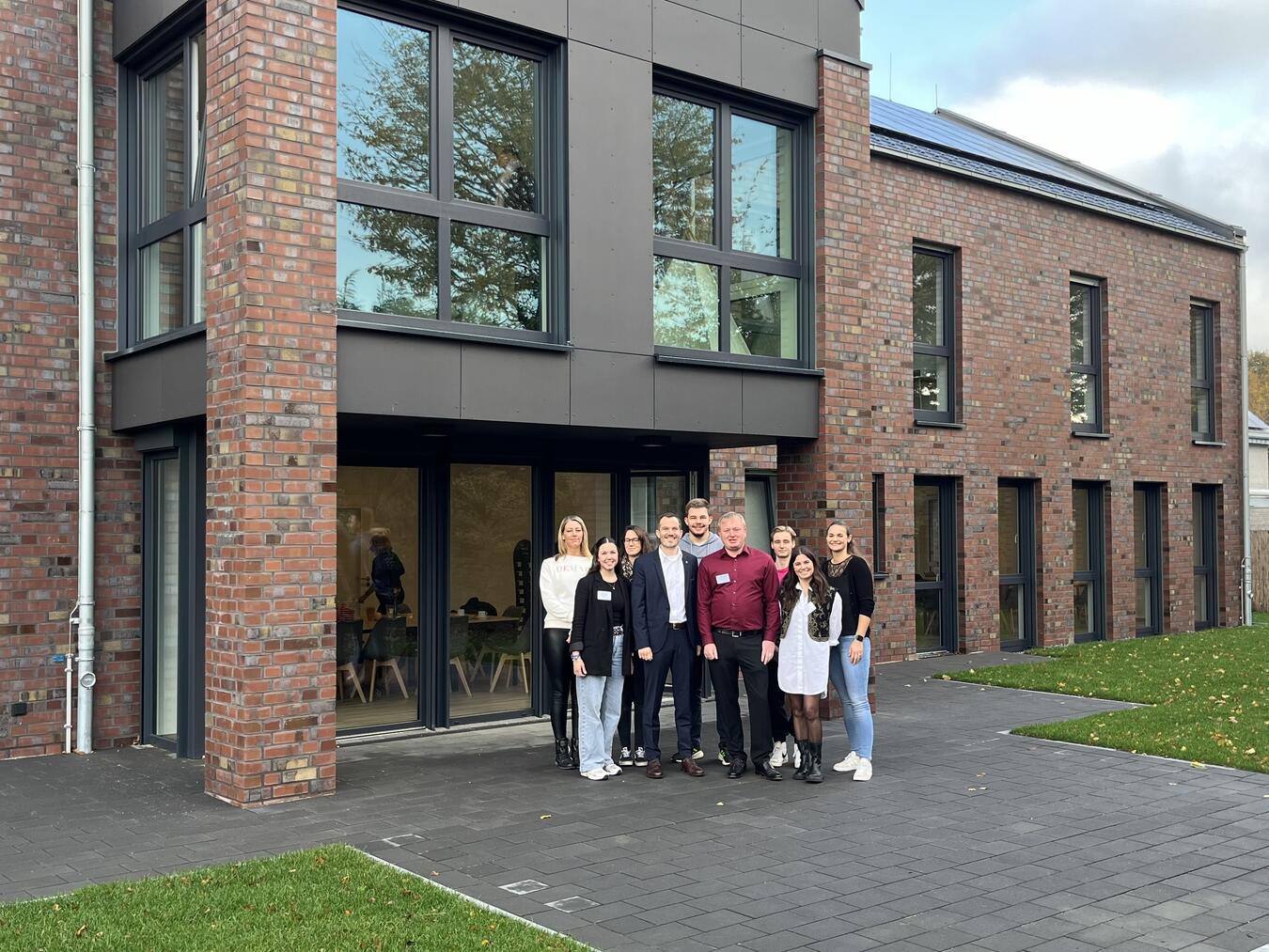 Bürgermeister Bernd Kuse mit Einrichtungsleister Sebastian Richartz und seinem Team.Foto: Stadt Straelen