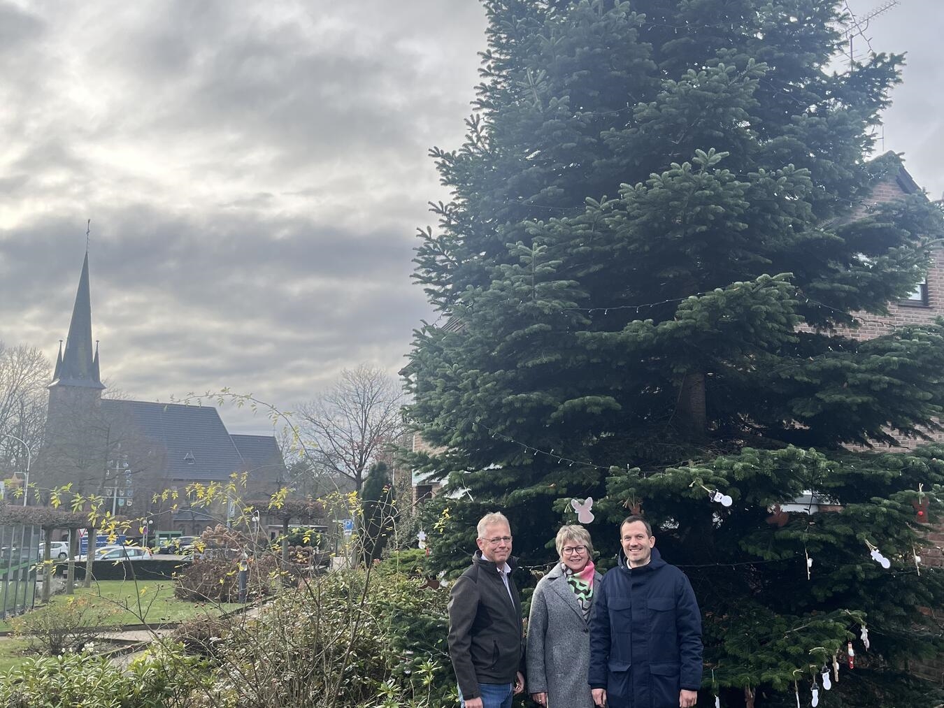 Bürgermeister Bernd Kuse, Ortsvorsteherin Annemarie Fleuth und Tannenspender Jörg Strotmann (v.r). Foto: Stadt Straelen
