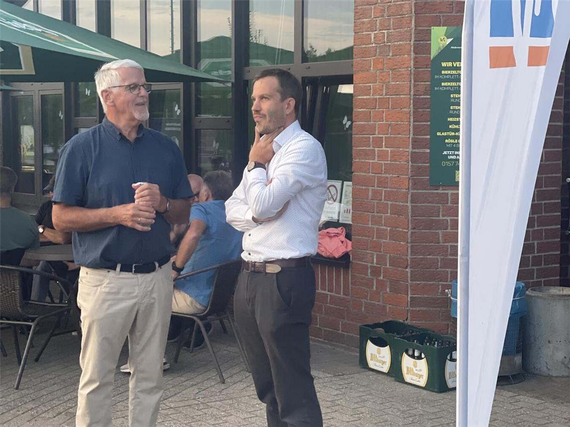 Bürgermeister Bernd Kuse (r.s) und der 1. Vorsitzende des Stadtsportverbandes, Werner Terheggen (l.), sind begeistert vom ehrenamtlichen Engagement in den Straelener Ortschaften.Foto: privat