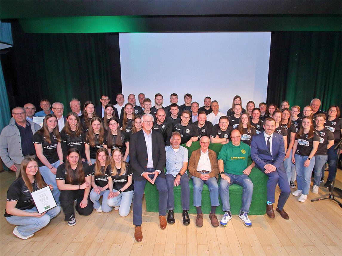 Bürgermeister Bernd Kuse und Stadtsportverbandsvorsitzender Werner Terheggen ehrten herausragende Sportler im Rahmen des Frühlingsempfangs.NN-Foto: Theo Leie